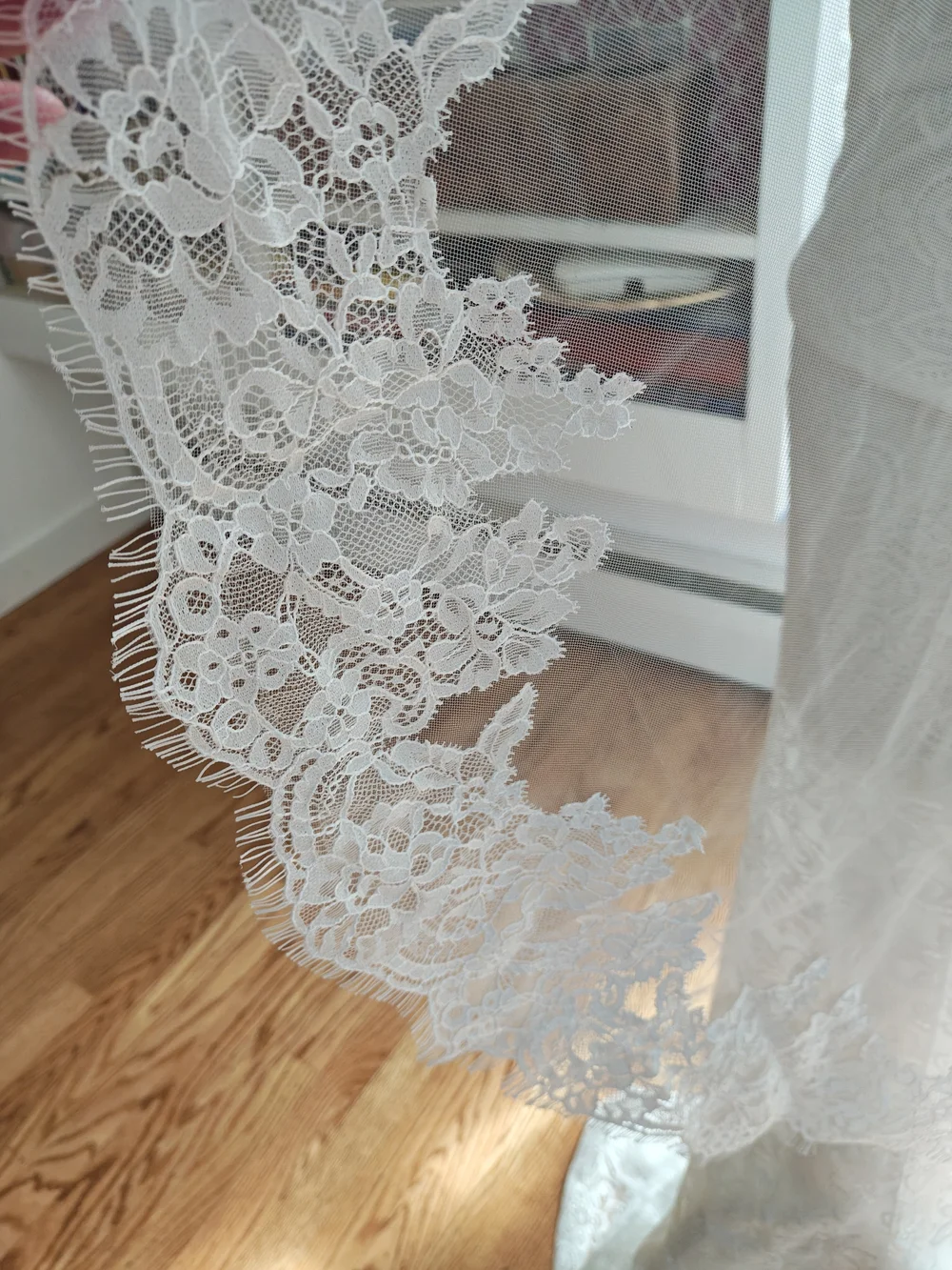 Elegant Mantilla Lace Edge Bridal Veil -  Creamy White - Picture 3 of 11